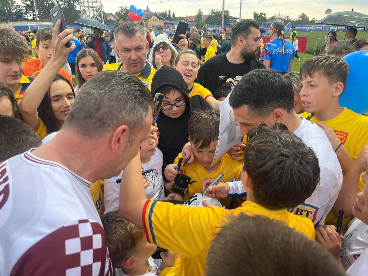 România, antrenament deschis publicului înainte de dubla cu Austria și Cipru » Fotbaliștii au dat autografe copiilor