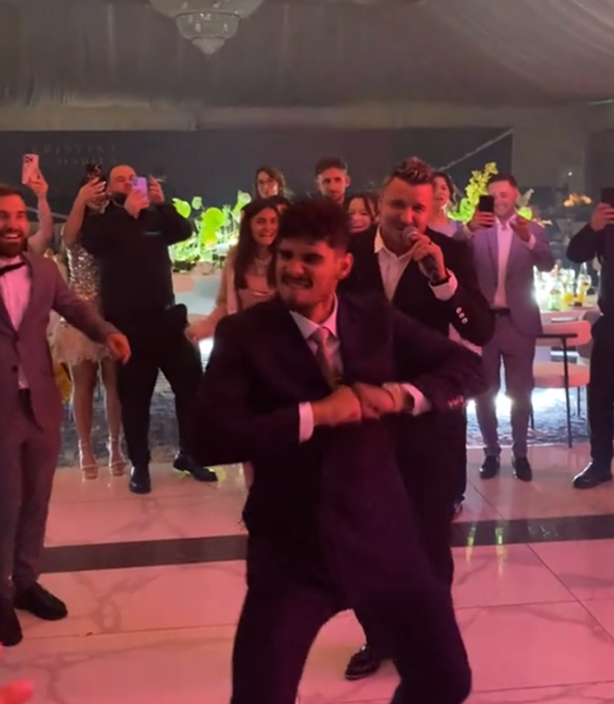 Show la nunta lui Olaru » Au apărut imaginile de la petrecere: Florinel Coman a dansat pe maneaua lui Budescu