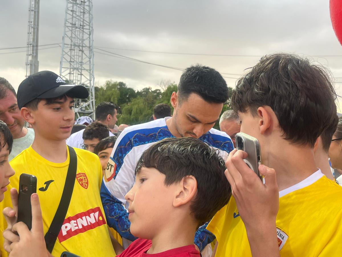 România, antrenament deschis publicului înainte de dubla cu Austria și Cipru » Fotbaliștii au dat autografe copiilor