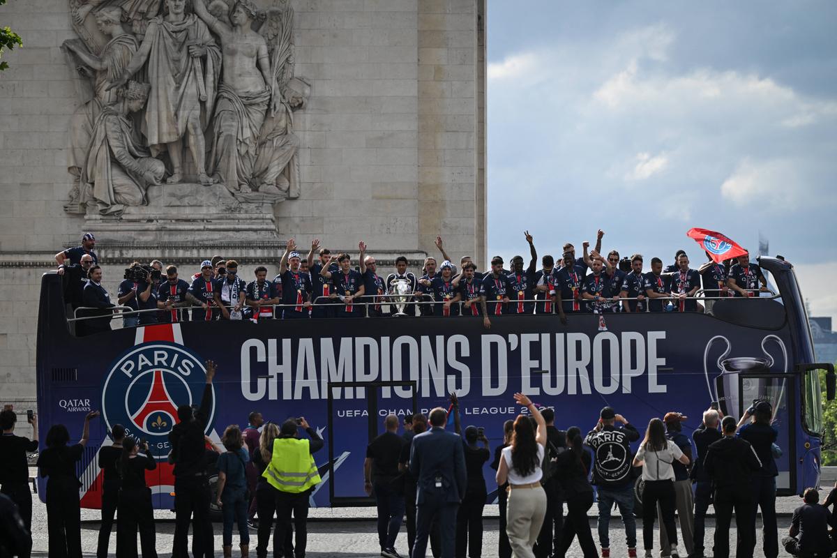 Parisul, în sărbătoare! Imagini memorabile: zeci de mii de fani au întâmpinat-o pe PSG » Discursul președintelui Macron