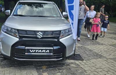 „Pune în mișcare” distracția. Copilărie, zâmbete și hibrizi: povestea Suzuki de la 1UniFest