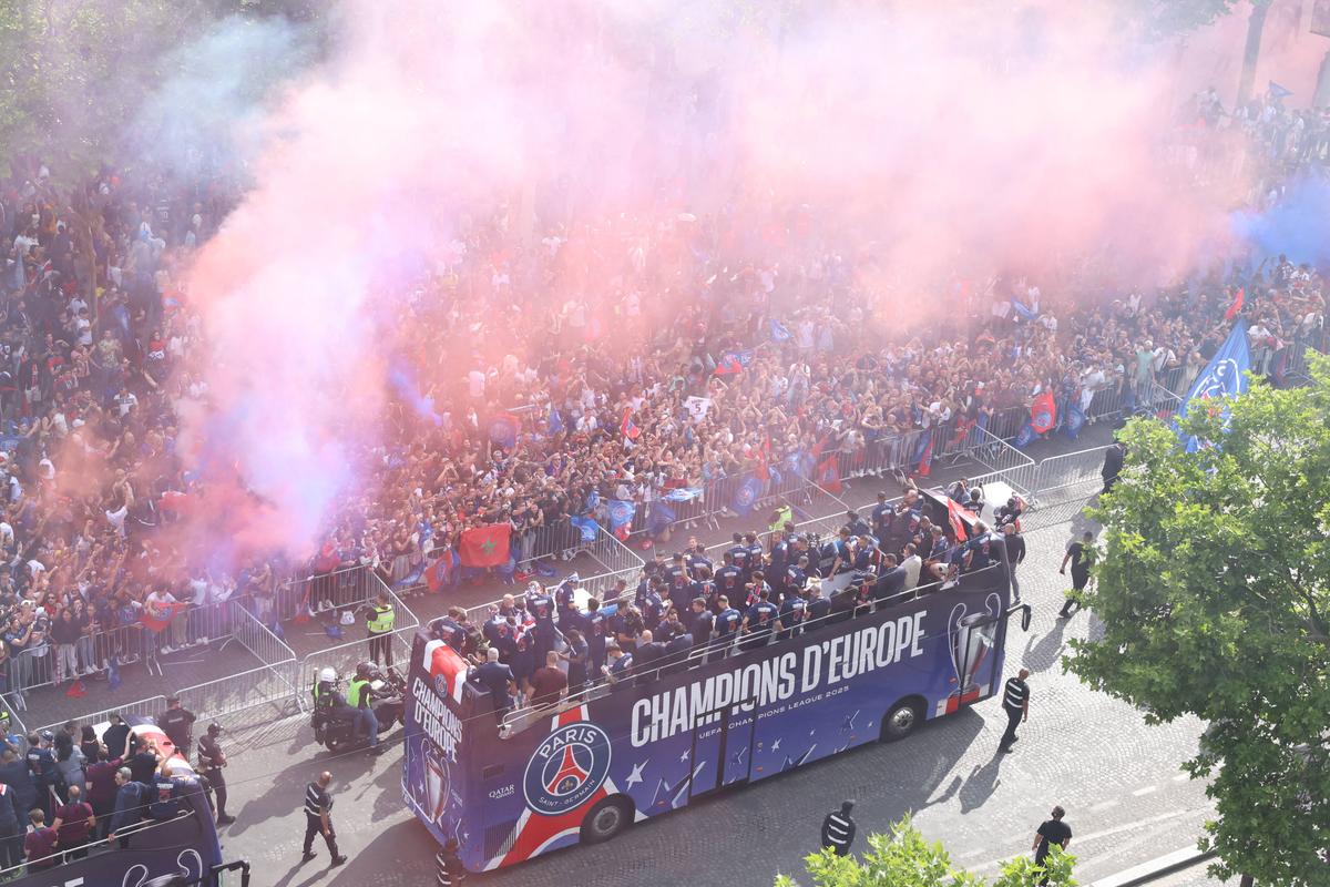 Parisul, în sărbătoare! Imagini memorabile: zeci de mii de fani au întâmpinat-o pe PSG » Discursul președintelui Macron