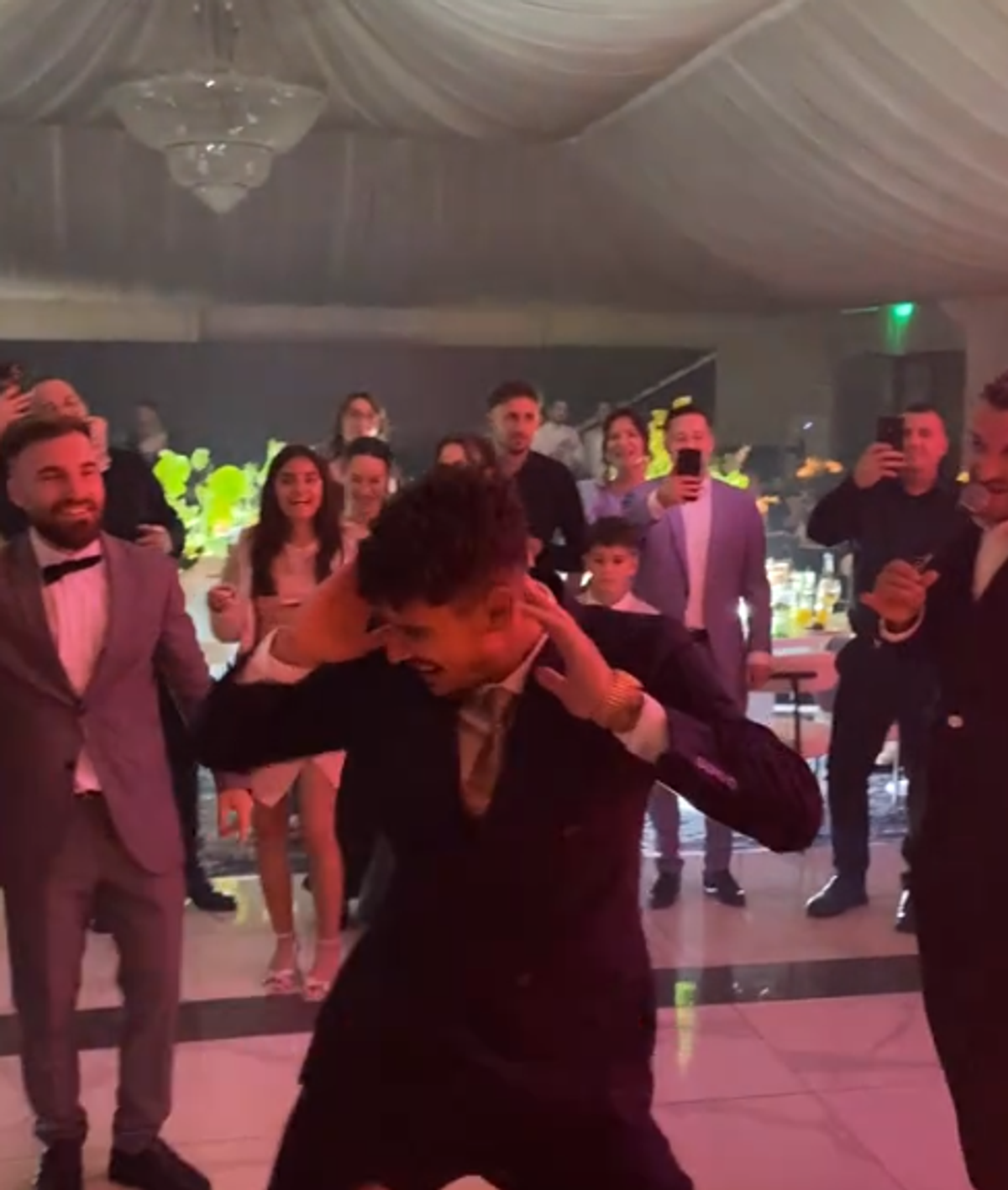 Show la nunta lui Olaru » Au apărut imaginile de la petrecere: Florinel Coman a dansat pe maneaua lui Budescu