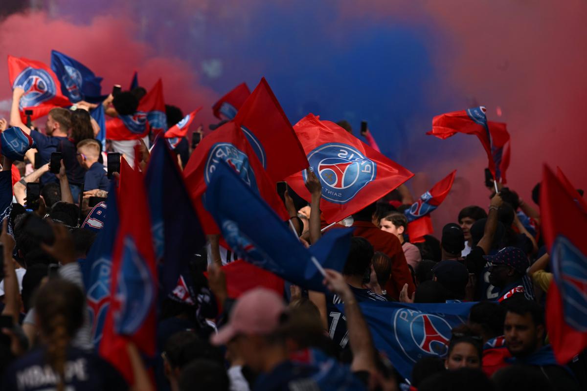 Parisul, în sărbătoare! Imagini memorabile: zeci de mii de fani au întâmpinat-o pe PSG » Discursul președintelui Macron