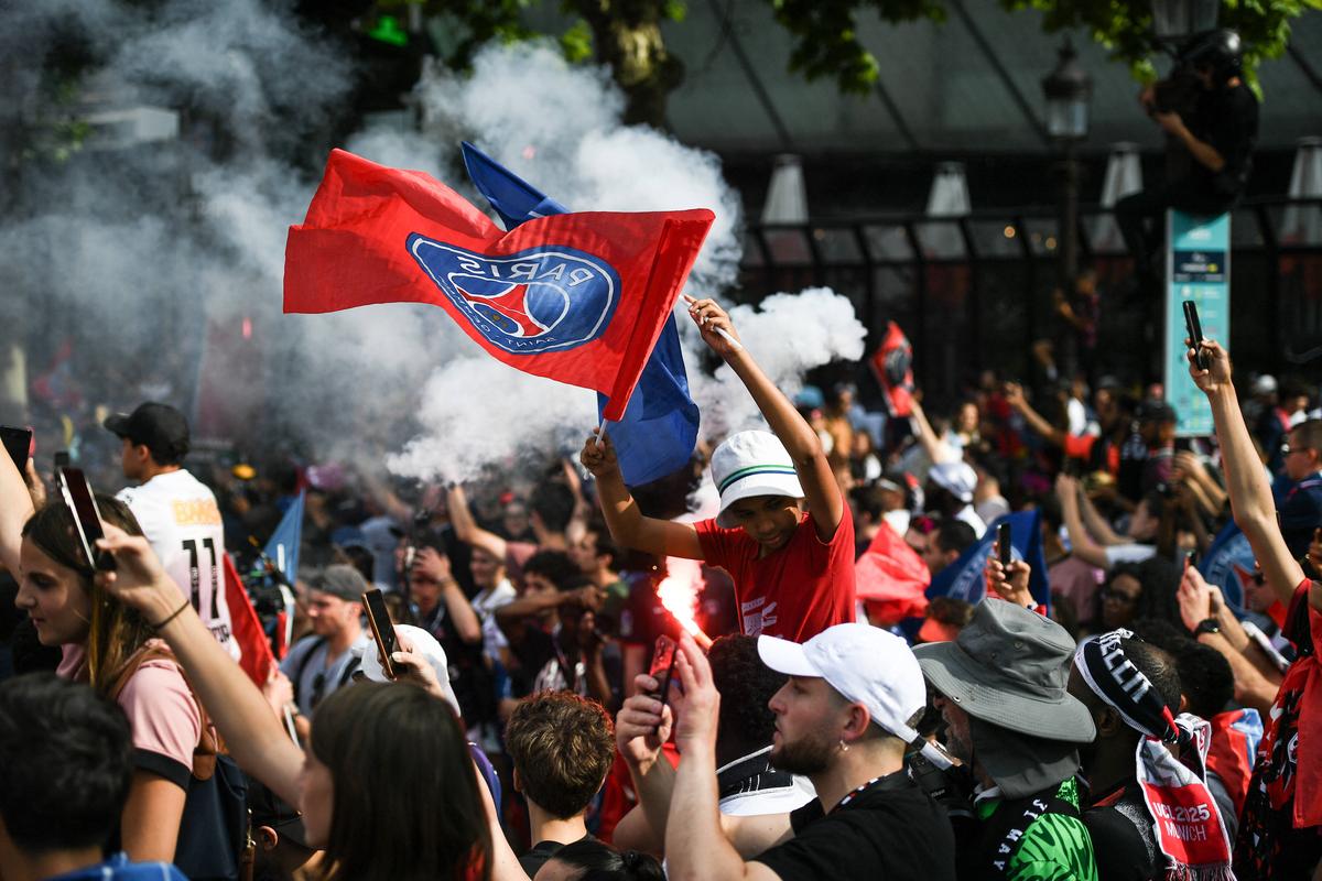 Parisul, în sărbătoare! Imagini memorabile: zeci de mii de fani au întâmpinat-o pe PSG » Discursul președintelui Macron