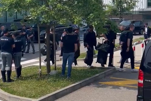 Un singur suporter i-a așteptat pe cei de la Inter la aeroport / Foto: captură de ecran