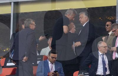 Politică și delicatese » Nu știau că sunt filmați: plecăciuni pe Allianz Arena, cu Viktor Orban și Salt Bae în rol principal. Răzvan Burleanu, neimpresionat
