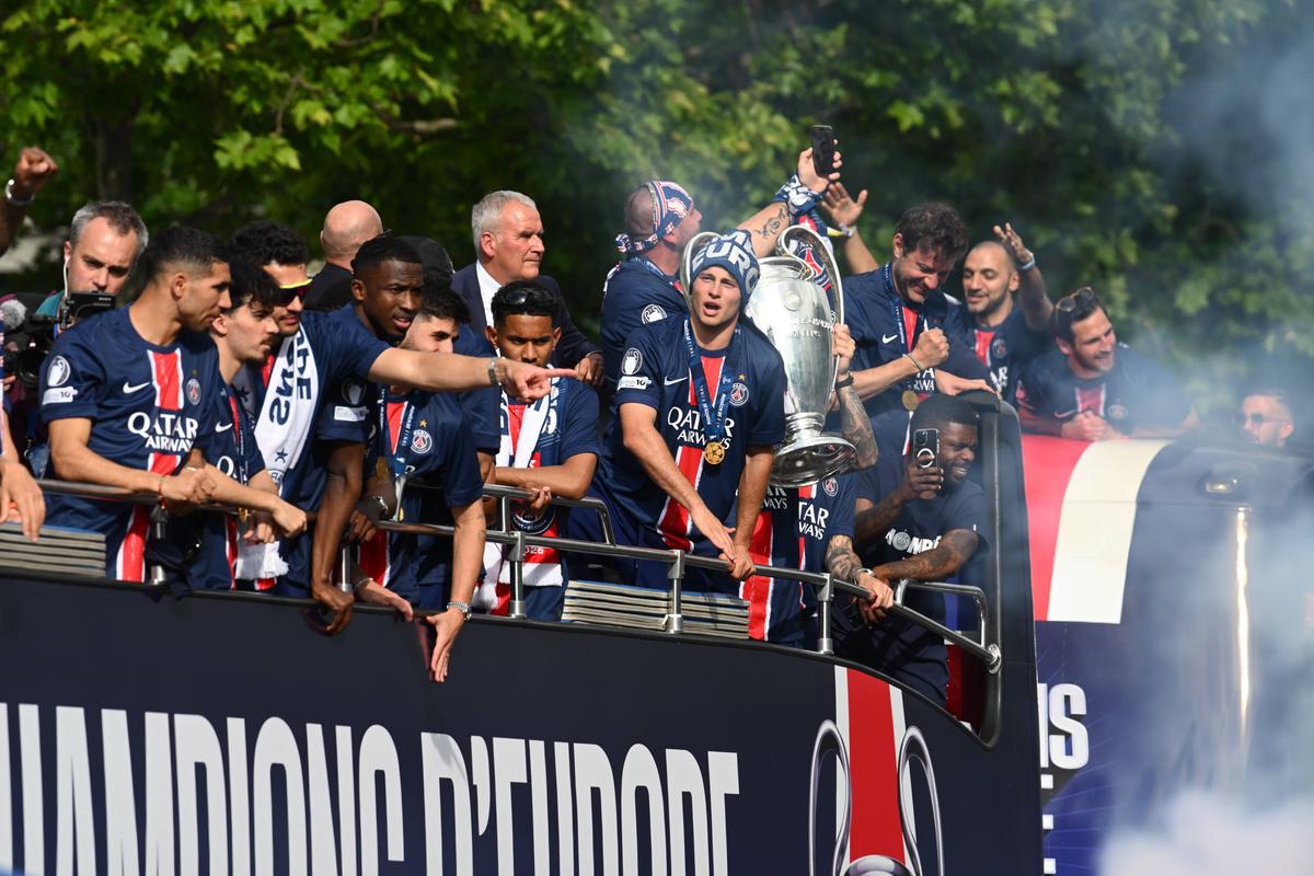 Parisul, în sărbătoare! Imagini memorabile: zeci de mii de fani au întâmpinat-o pe PSG » Discursul președintelui Macron