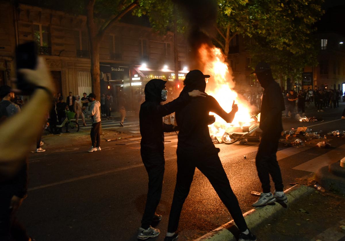 Emmanuel Macron a condamnat incidentele violente din Paris: „Vom urmări, vom pedepsi, vom fi neobosiți”