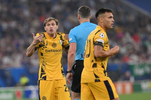 Nicolo Barella discută cu Istvan Kovacs, Lautaro Martinez trece discret prin spatele arbitrului român / Foto: Imago