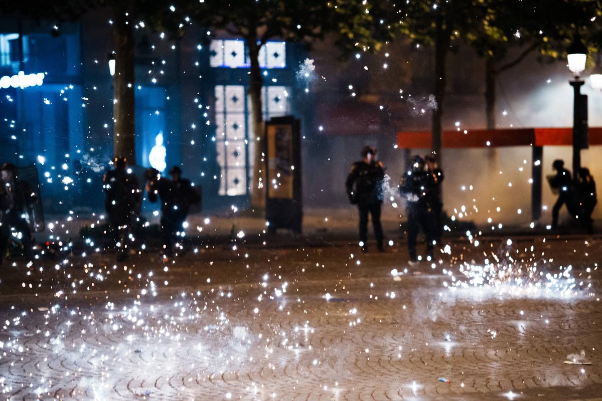 Emmanuel Macron a condamnat incidentele violente din Paris: „Vom urmări, vom pedepsi, vom fi neobosiți”
