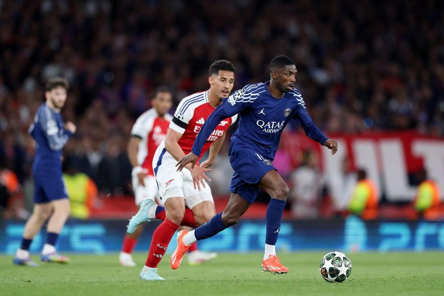 William Saliba (stânga), în duel cu Ousmane Dembele, autorul golul parizienilor în finala cu PSG / Foto: GeetyImages Emoții mari pentru Deschamps » Titularul Franței s-a lovit în finala Ligii Campionilor și așteaptă diagnosticul