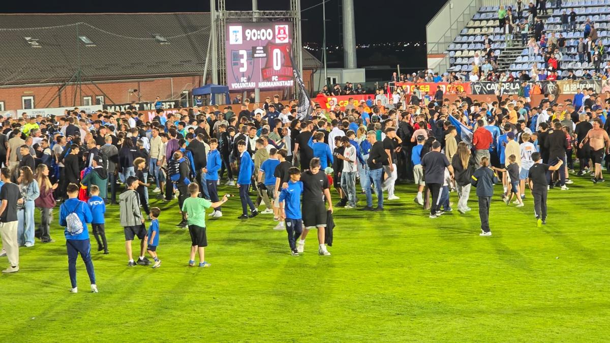 „Să NU mai călcați în Sibiu!” » Imagini nemaivăzute la Voluntari: ce s-a întâmplat după promovare și cum a fost surprins Dorinel Munteanu