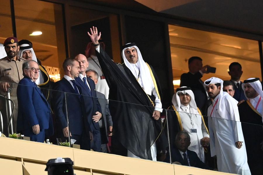 Tamim Bin Hamad Al Thani, Emirul Qatarului, în loja de pe Parc des Princes / Foto: GettyImages Creșterea Imperiului » Veniturile au sporit de 9 ori în 15 ani + 2,5 miliarde € pentru două trofee Champions League
