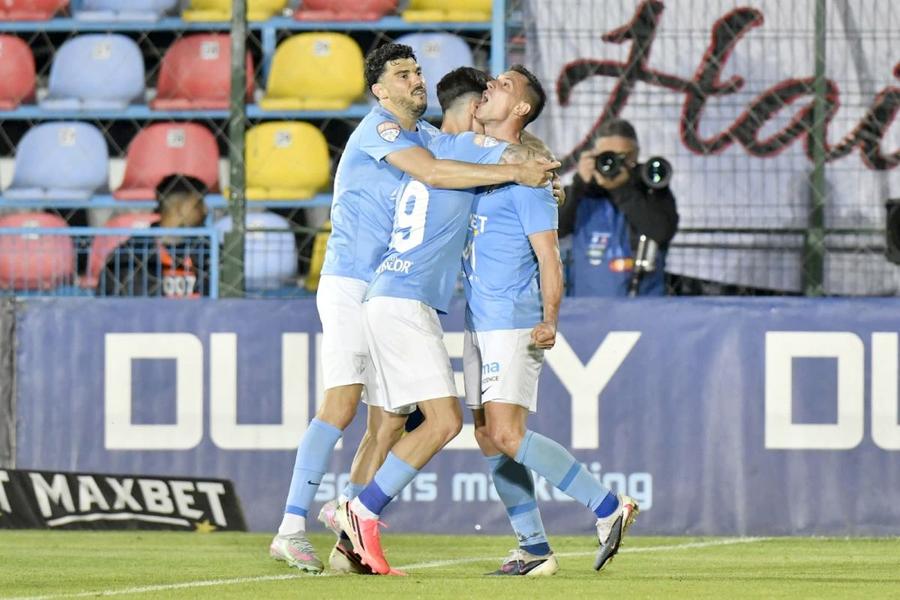 Remus Guțea (centru), în Voluntari - Hermannstadt // FOTO: Cristi Preda (GSP.ro) Jucătorul U21 care i-a fost propus lui Gigi Becali: „Bani mulți! Îți dai seama, că dacă aude finul...”