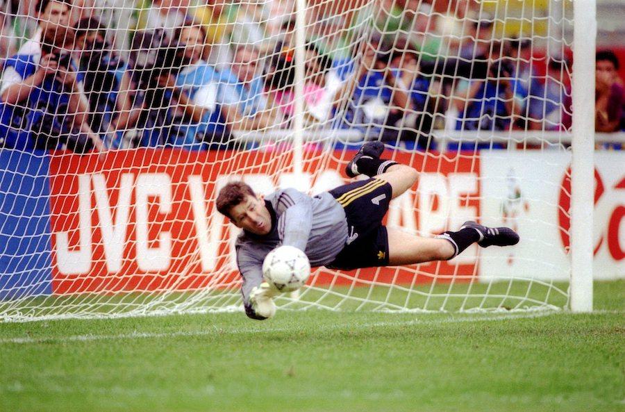 Irlandezul Bonner apără penaltyul bătut de Daniel Timofte și echipa sa a mers în sferturi. Silviu Lung a fost învins de Sheedy, Houghton, Townsend, Cascarino și O'Leary. Sursă: Getty Images VIDEO Ar fi apărat Bogdan Stelea penaltyuri cu Irlanda și Suedia? Jurământul neștiut care ar fi putut schimba destinul Generației de Aur: „Ce portar ești tu dacă nu scoți niciuna?!”