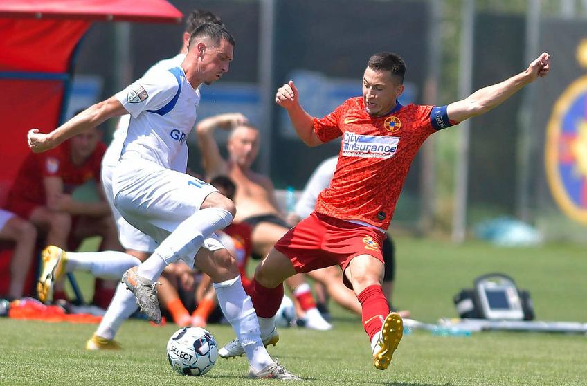 Fotografie de la FCSB-Viitorul Tg. Jiu, cu Mihai Stoica pe fundal, la bustul gol, la peste 35 de grade FOTO Facebook