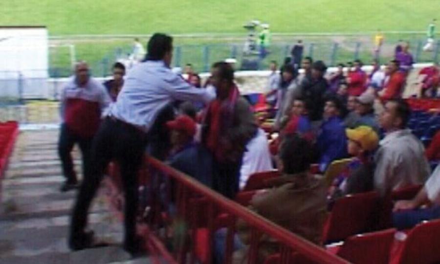 Managerul nu doar postează, ci se și bronzează! MM Stoica s-a dezbrăcat, a rămas doar în șort și s-a bronzat pe marginea terenului