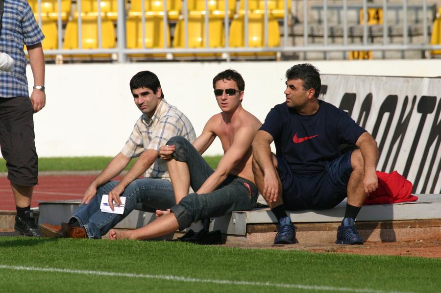 Managerul nu doar postează, ci se și bronzează! MM Stoica s-a dezbrăcat, a rămas doar în șort și s-a bronzat pe marginea terenului