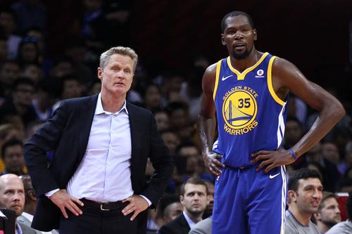 Kevin Durant (32 de ani) , starul lui Brooklyn Nets, și Isiah Thomas (32 de ani), baschetbalist fără echipă în acest moment, au fost șocați de valoarea contractului pe care Leo Messi (34 de ani) l-a avut la Barcelona.