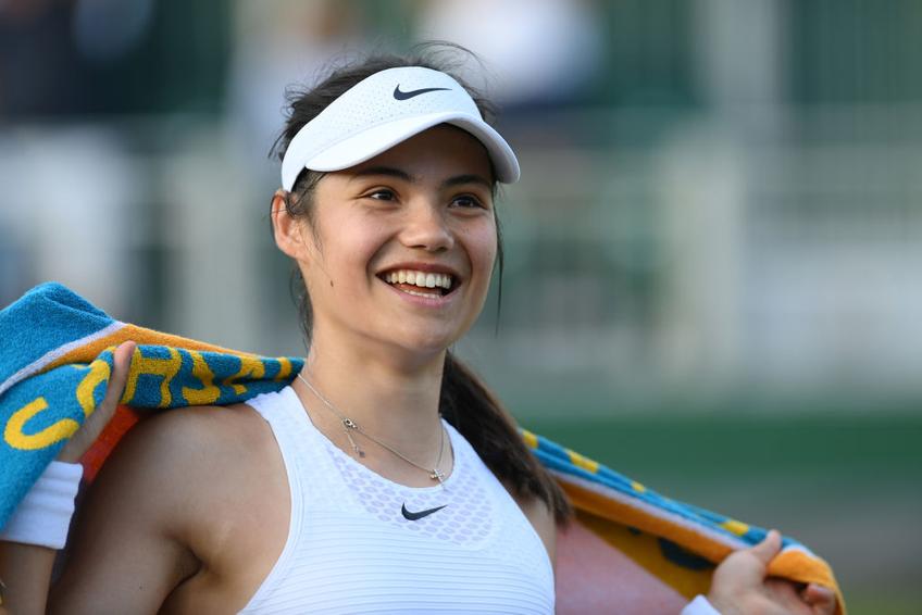 Sorana Cîrstea (45 WTA, 31 de ani) a învins-o pe Victoria Azarenka (14 WTA, 31 de ani), scor 7-6, 3-6, 6-4, și s-a calificat în turul 3 la Wimbledon. Adversară îi va fi Emma Raducanu (18 ani, 338 WTA).