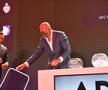 „Arnold” Stelea și-a arătat mușchii la tragerea programului Ligii 1 » Cum „s-a răzbunat” pe o bilă care i-a pus probleme lui Ilie Dumitrescu