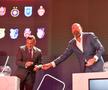 „Arnold” Stelea și-a arătat mușchii la tragerea programului Ligii 1 » Cum „s-a răzbunat” pe o bilă care i-a pus probleme lui Ilie Dumitrescu