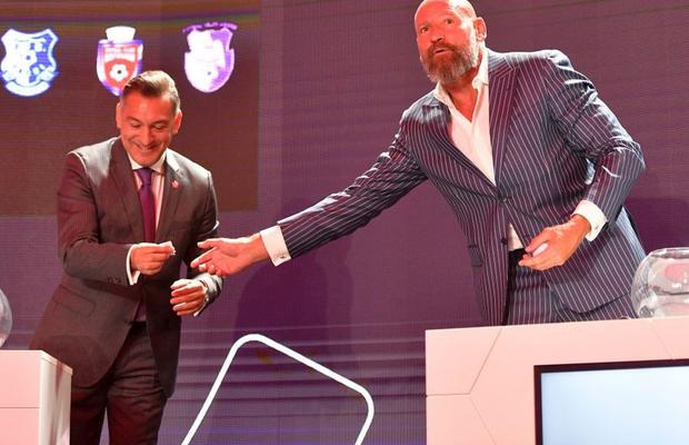 „Arnold” Stelea și-a arătat mușchii la tragerea programului Ligii 1 » Cum „s-a răzbunat” pe o bilă care i-a pus probleme lui Ilie Dumitrescu