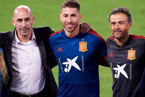 Sergio Ramos, alturi de Luis Rubiales (stânga) și de selecționerul Luis Enrique
Foto: Gettyimages