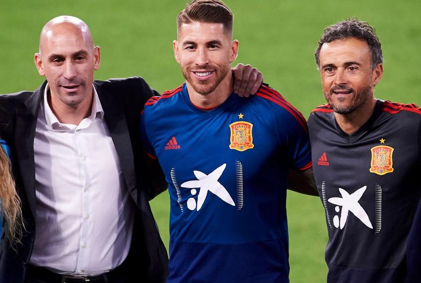 Sergio Ramos, alturi de Luis Rubiales (stânga) și de selecționerul Luis Enrique
Foto: Gettyimages