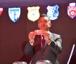 „Arnold” Stelea și-a arătat mușchii la tragerea programului Ligii 1 » Cum „s-a răzbunat” pe o bilă care i-a pus probleme lui Ilie Dumitrescu
