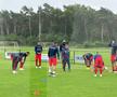 Despărțire cu lacrimi în ochi. Imagini emoționante de la plecarea de acasă a noului fotbalist de la FCSB: „Se întâmplă! Băiatul nostru ne părăsește...”