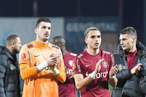 Simone Scuffet, în stânga // foto: Imago Images