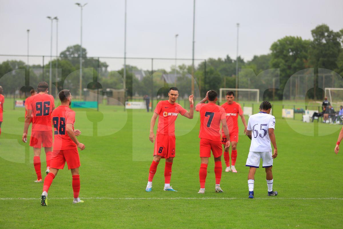 Despărțire cu lacrimi în ochi. Imagini emoționante de la plecarea de acasă a noului fotbalist de la FCSB: „Se întâmplă! Băiatul nostru ne părăsește...”
