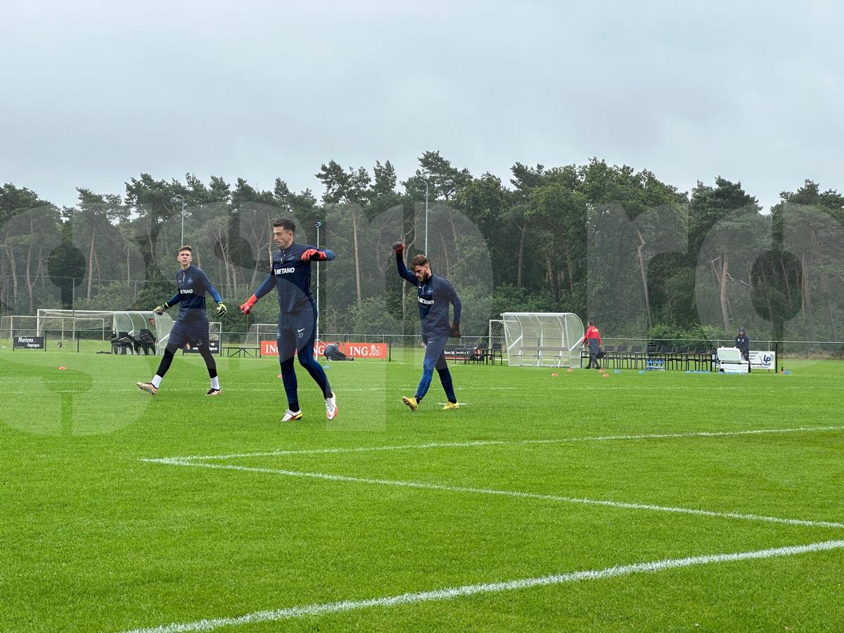 Despărțire cu lacrimi în ochi. Imagini emoționante de la plecarea de acasă a noului fotbalist de la FCSB: „Se întâmplă! Băiatul nostru ne părăsește...”