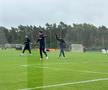 Despărțire cu lacrimi în ochi. Imagini emoționante de la plecarea de acasă a noului fotbalist de la FCSB: „Se întâmplă! Băiatul nostru ne părăsește...”