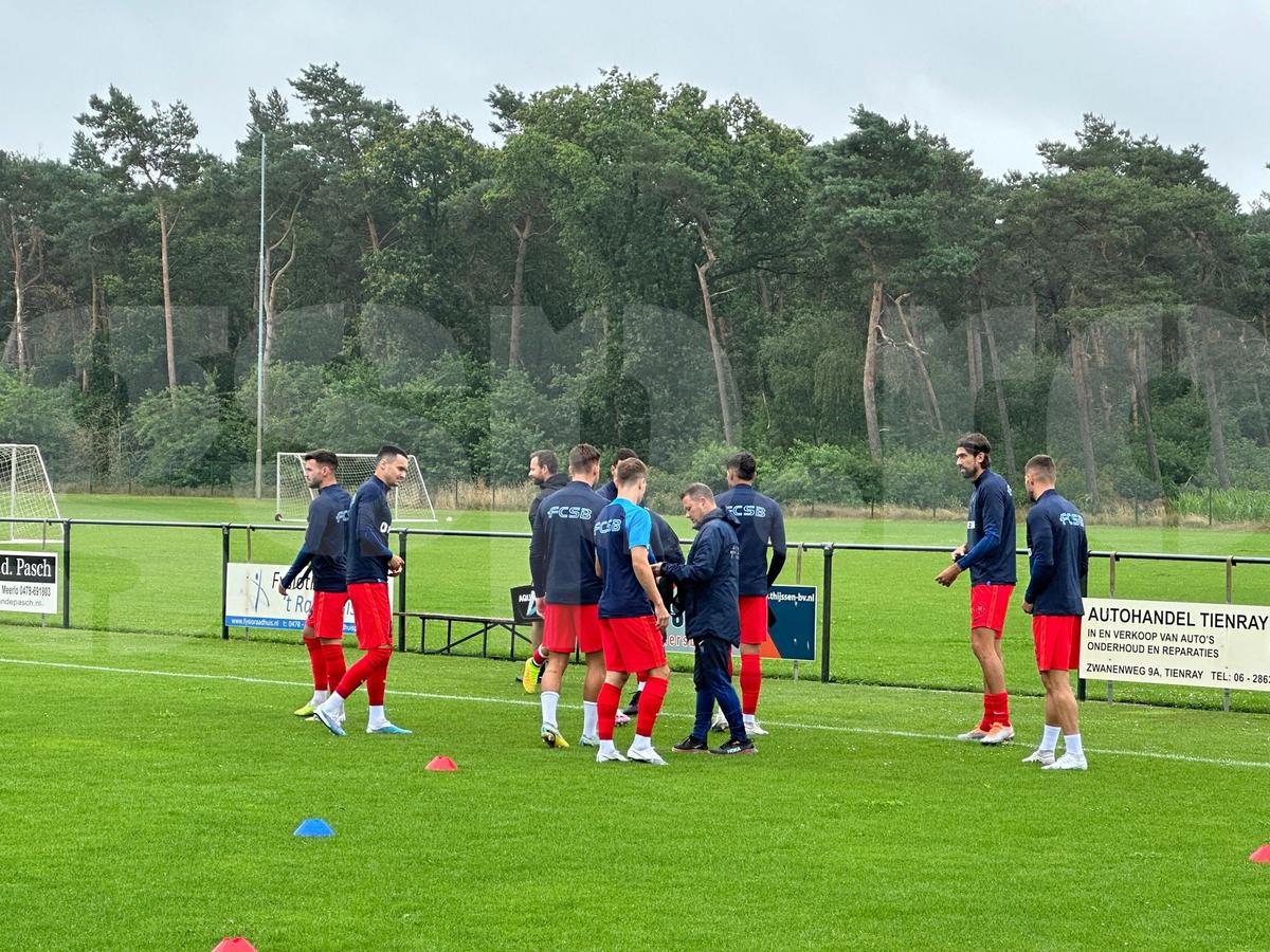 Despărțire cu lacrimi în ochi. Imagini emoționante de la plecarea de acasă a noului fotbalist de la FCSB: „Se întâmplă! Băiatul nostru ne părăsește...”