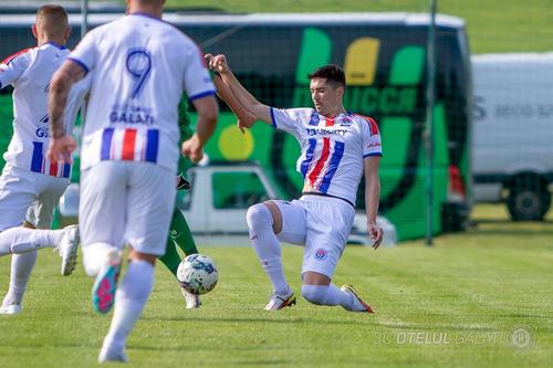 Daniel Celea, în dreapta, în echipamentul Oțelului // sursă foto: SC Oțelul Galați