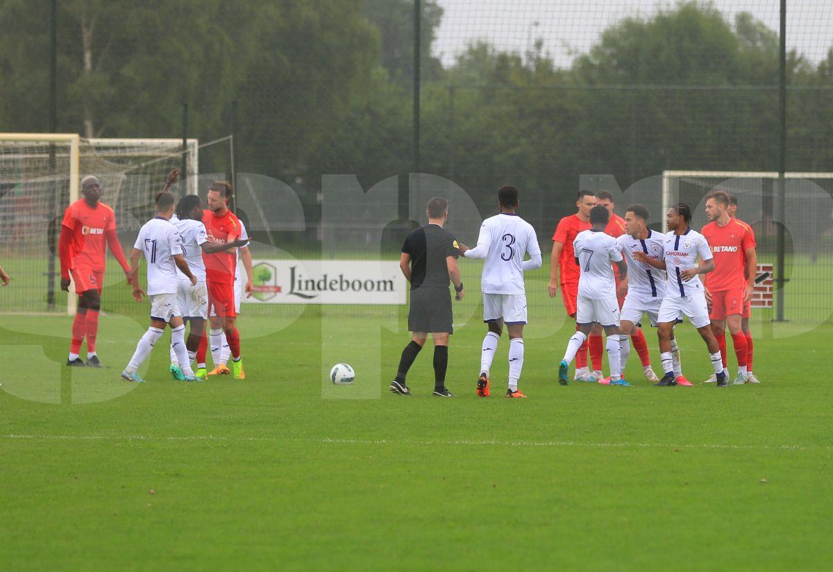 Despărțire cu lacrimi în ochi. Imagini emoționante de la plecarea de acasă a noului fotbalist de la FCSB: „Se întâmplă! Băiatul nostru ne părăsește...”
