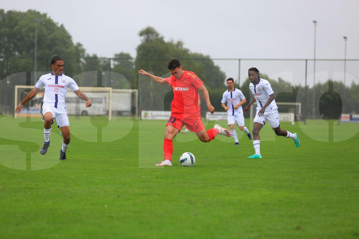 Despărțire cu lacrimi în ochi. Imagini emoționante de la plecarea de acasă a noului fotbalist de la FCSB: „Se întâmplă! Băiatul nostru ne părăsește...”