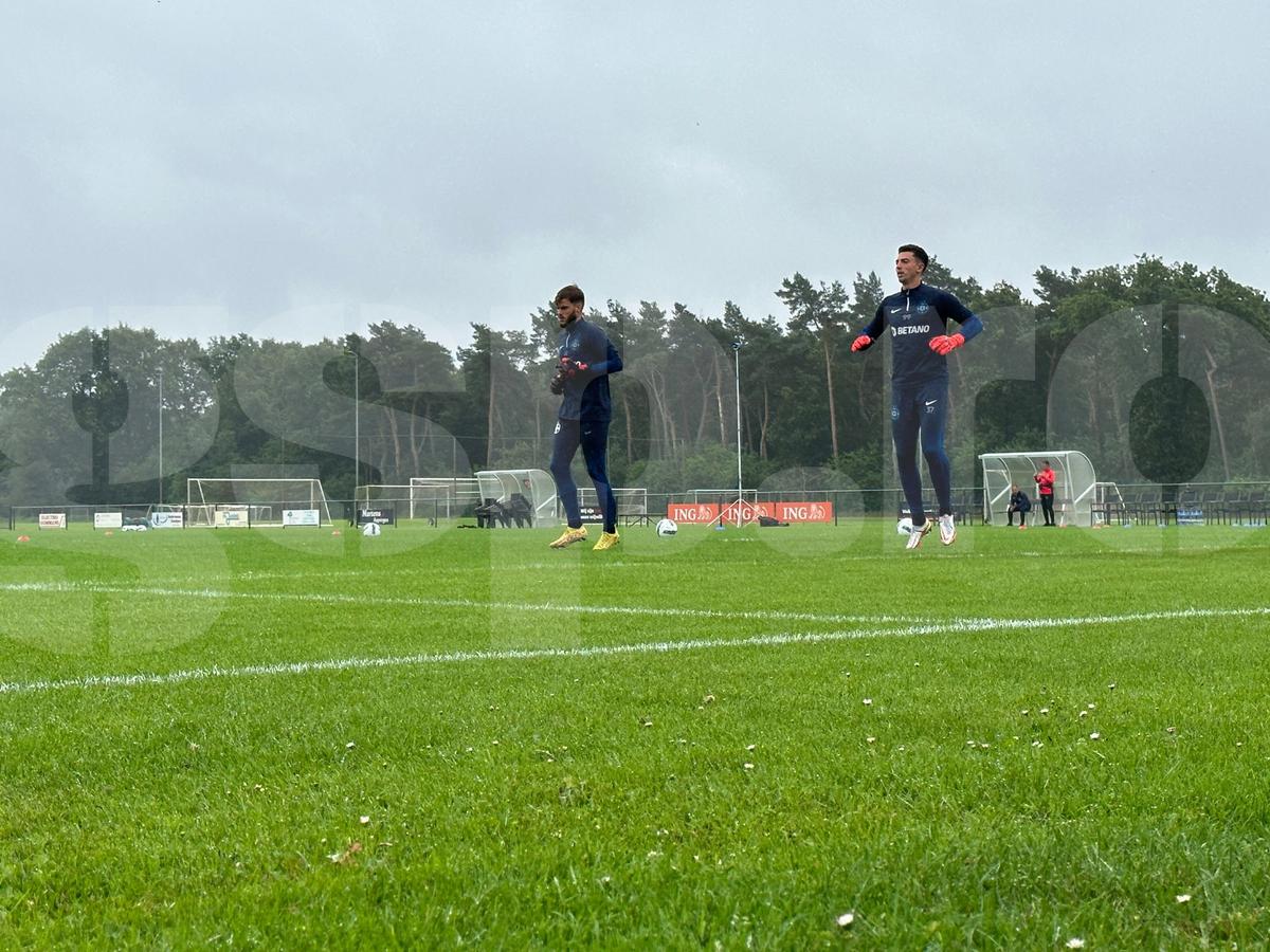 Despărțire cu lacrimi în ochi. Imagini emoționante de la plecarea de acasă a noului fotbalist de la FCSB: „Se întâmplă! Băiatul nostru ne părăsește...”