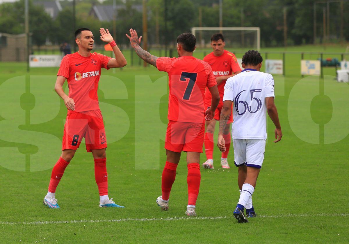 Despărțire cu lacrimi în ochi. Imagini emoționante de la plecarea de acasă a noului fotbalist de la FCSB: „Se întâmplă! Băiatul nostru ne părăsește...”