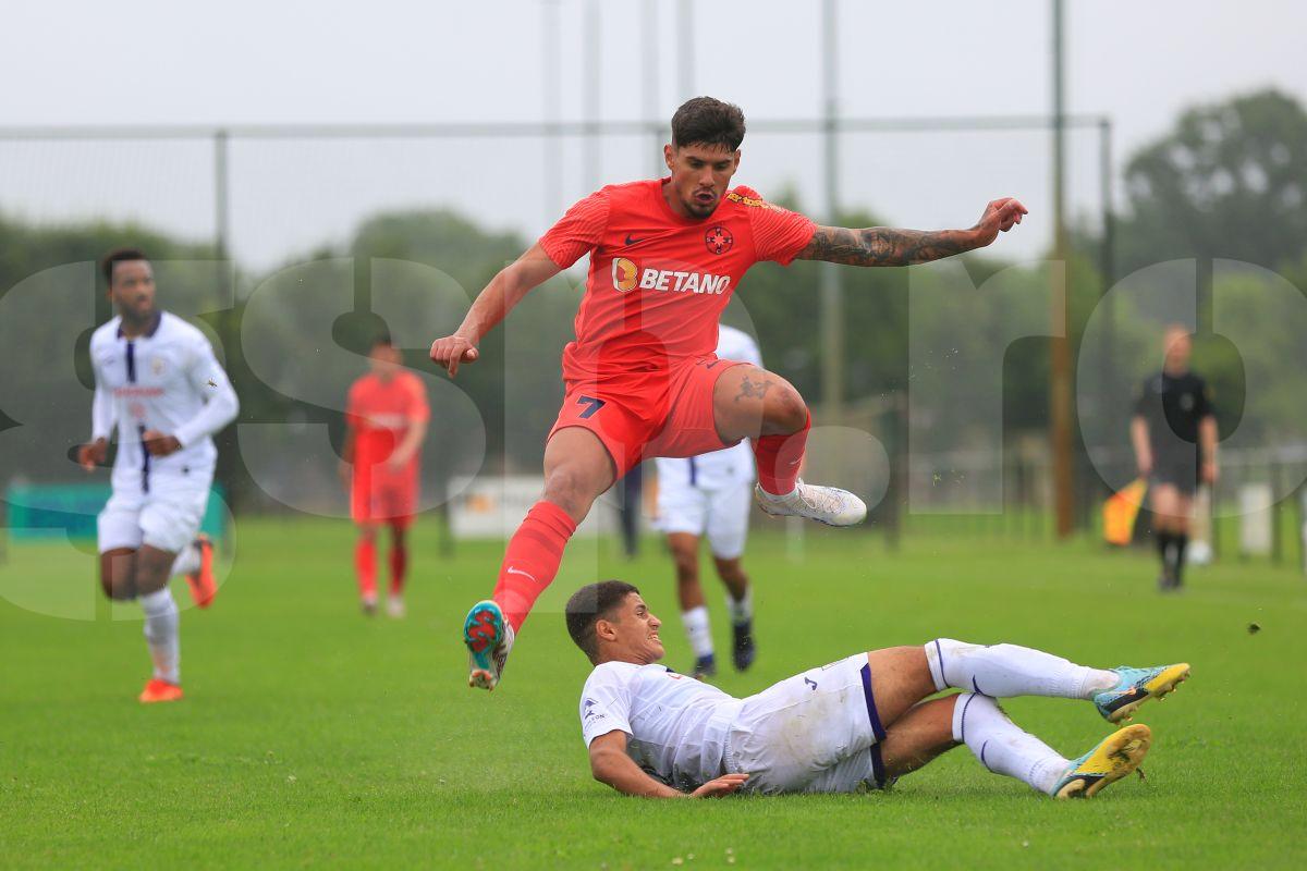 Despărțire cu lacrimi în ochi. Imagini emoționante de la plecarea de acasă a noului fotbalist de la FCSB: „Se întâmplă! Băiatul nostru ne părăsește...”