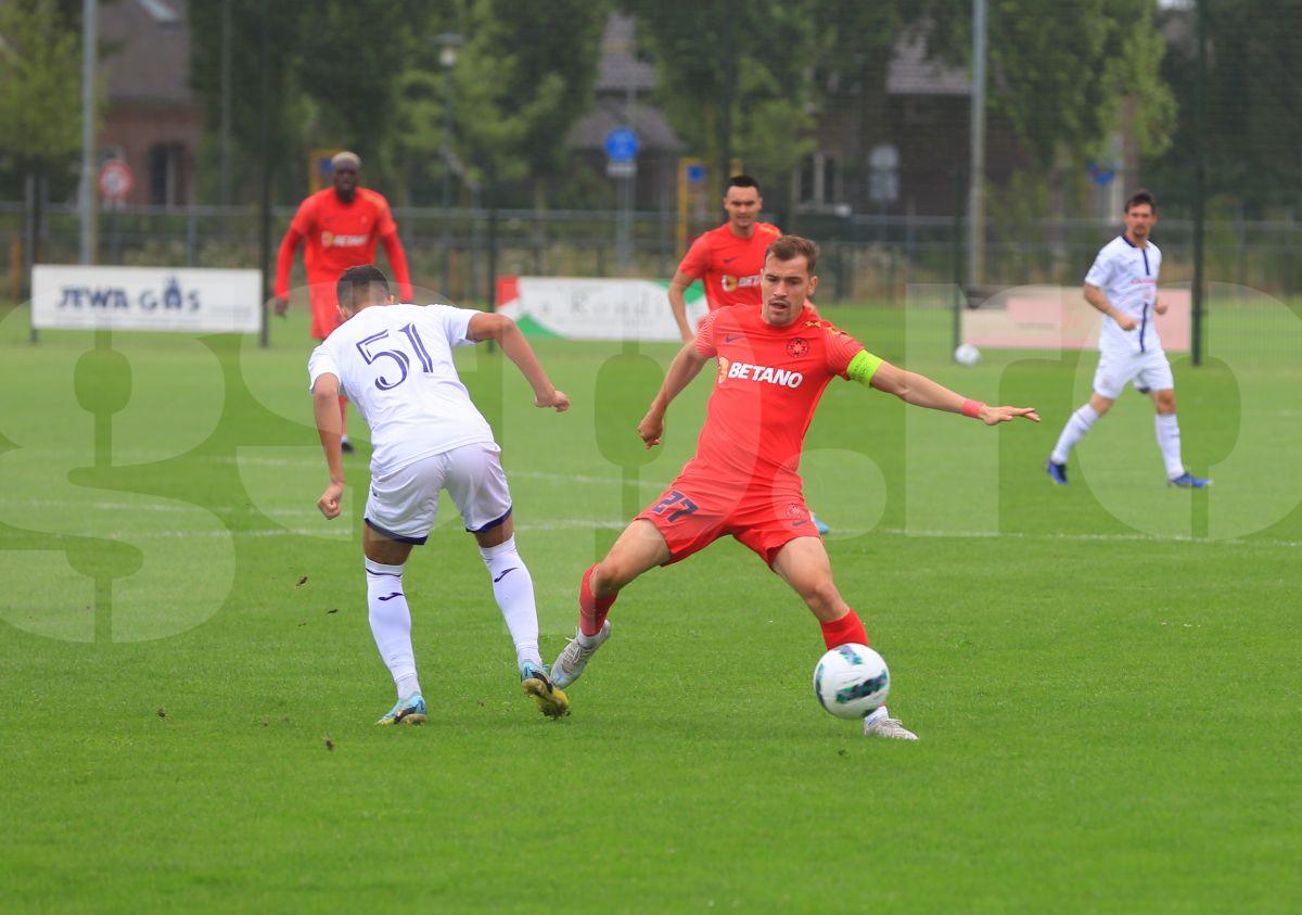 Despărțire cu lacrimi în ochi. Imagini emoționante de la plecarea de acasă a noului fotbalist de la FCSB: „Se întâmplă! Băiatul nostru ne părăsește...”