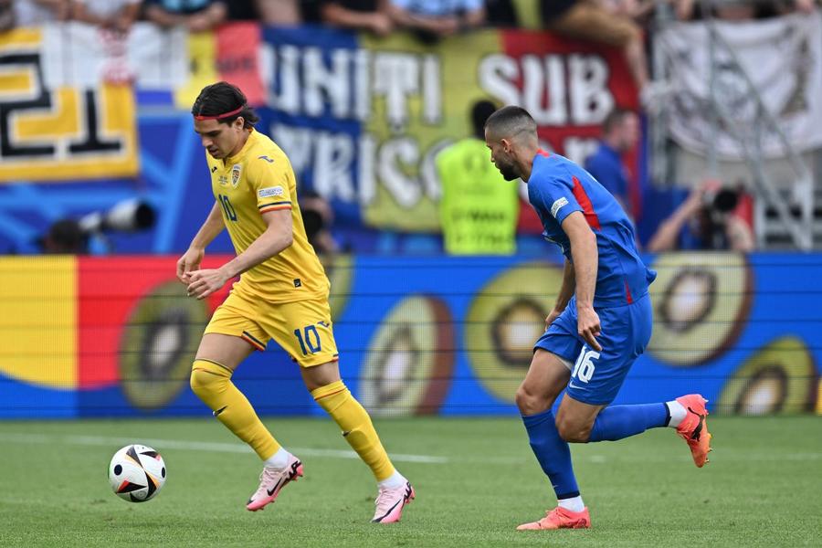 Ianis Hagi, în duel cu slovacul David Hancko, la partida remizată cu Slovacia (1-1) / Foto: Imago Mircea Lucescu i-a uimit pe italieni cu pronosticul lui: „Simt o mare surpriză la Euro 2024, o campioană neașteptată!” » De ce crede că Ianis Hagi nu se poate compara cu tatăl său!