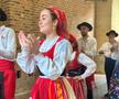 Carolina, în costum popular local, gata să cânte și să danseze pentru idolul său / Foto: A Bola