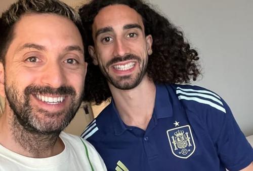Frizerul turc Melih Benderlioglu, împreună cu fundașul Marc Cucurella
