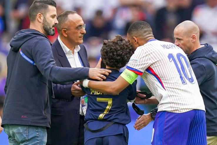 Kylian Mbappe și momentul în care se fotografiază alături de micuțul său fan / Sursă foto: Imago Images