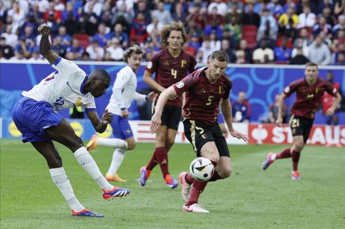 Vertonghen, numărul 5, va devia imparabil șutul lui Kolo Muani / Foto: Imago