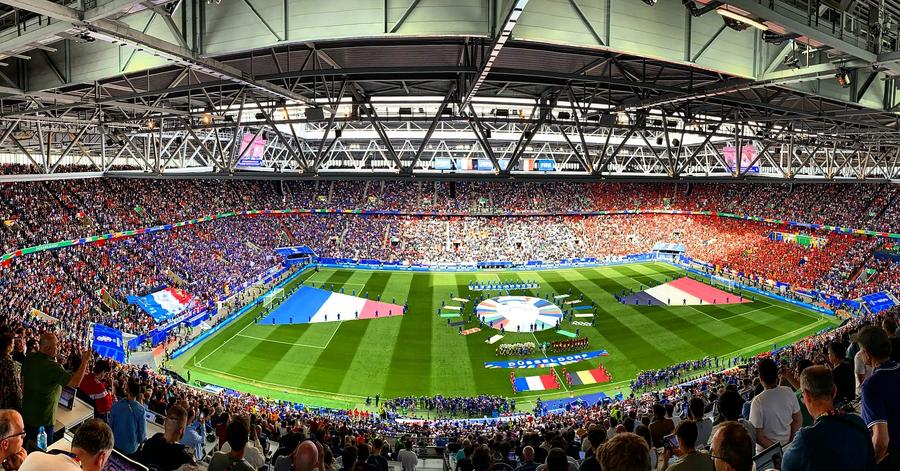 10 detalii observate de pe stadion la Franța-Belgia » Le-au închis gura și i-au trimis acasă, după ce au stricat „La Marseillaise” și i-au fluierat copios + invazie de staruri în tribune